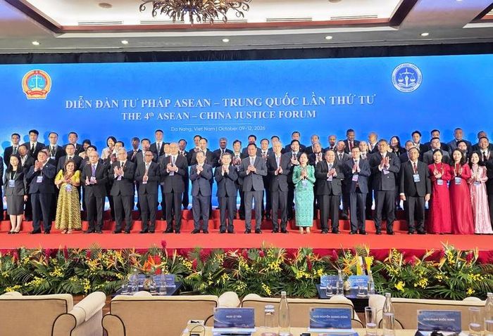 Diễn đàn có khoảng 130 đại biểu tham dự, gồm 70 đại biểu từ Tòa án các nước ngoài, 12 đại biểu từ cơ quan đại diện ngoại giao nước ngoài tại Việt Nam và gần 50 đại biểu trong nước - Ảnh: chinhphu.vn/Nhật Anh