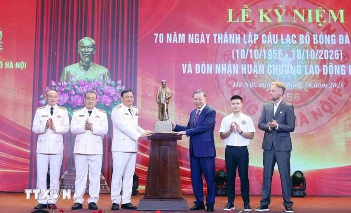 Tổng Bí thư, Chủ tịch nước Tô Lâm tặng bức tượng Chủ tịch Hồ Chí Minh cho Câu lạc bộ bóng đá Công an Hà Nội - Ảnh: TTXVN