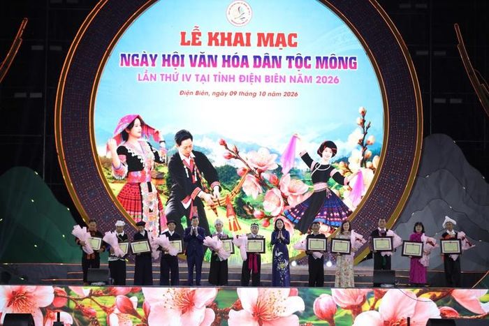 Thứ trưởng Bộ VHTTDL Trịnh Thị Thủy trao tặng Bằng khen của Bộ trưởng Bộ VHTTDL cho 11 cá nhân tiêu biểu có nhiều đóng góp trong gìn giữ, bảo tồn và phát huy giá trị văn hóa truyền thống các dân tộc Mông. Ảnh: BTC