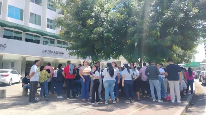 Người dân sơ tán khỏi các tòa nhà cao tầng ở thủ đô Panama City. (Ảnh: Tân Hoa Xã)