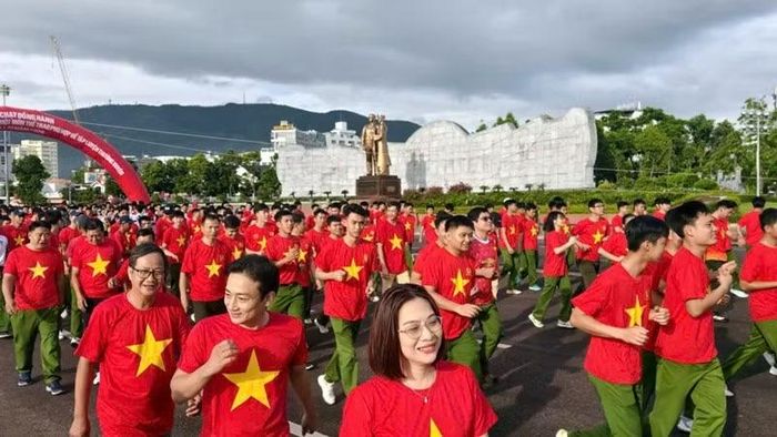 Khối chạy đồng hành với sự tham gia của hàng nghìn cán bộ, chiến sĩ lực lượng vũ trang và đoàn viên, thanh niên tạo nên bầu không khí vô cùng sôi nổi tại trung tâm phường Quy Nhơn. (Ảnh: LƯƠNG TÙNG)