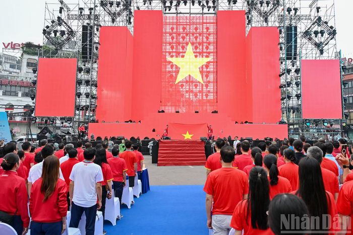 Các đại biểu thực hiện nghi thức chào cờ tại lễ phát động.