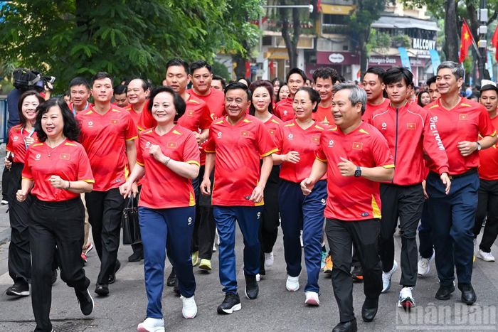 Thường trực Ban Bí thư Trần Cẩm Tú cùng các đại biểu chạy bộ đồng hành hưởng ứng phong trào “Mỗi người dân lựa chọn ít nhất một môn thể thao phù hợp để tập luyện thường xuyên".