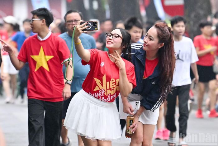 Không khí náo nức tại Hồ Hoàn Kiếm vào đúng kỷ niệm 72 năm Ngày Giải phóng Thủ đô (10/10/1954-10/10/2026) không chỉ là hình ảnh của một sự kiện đông người, mà còn là sự hưởng ứng trực tiếp của cộng đồng đối với lời kêu gọi rèn luyện thân thể.