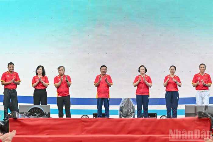 Thường trực Ban Bí thư Trần Cẩm Tú cùng các đại biểu thực hiện nghi thức phát động phong trào “Mỗi người dân lựa chọn ít nhất một môn thể thao phù hợp để tập luyện thường xuyên".