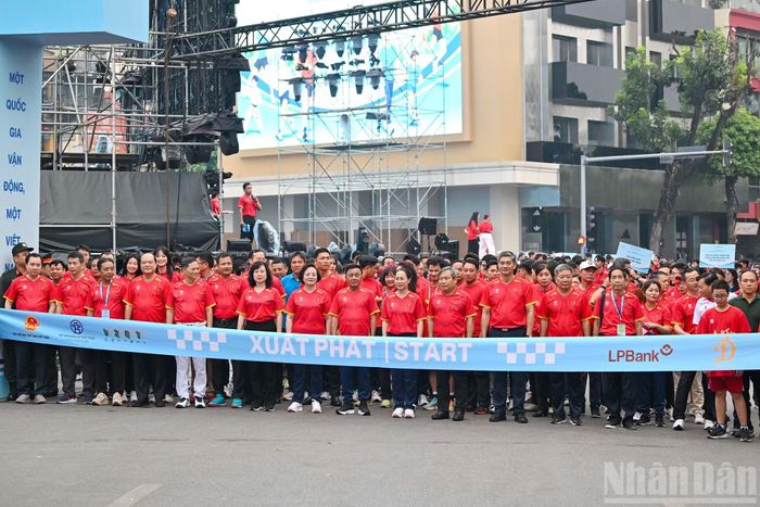 Ngay sau lễ phát động, Thường trực Ban Bí thư Trần Cẩm Tú cùng các đại biểu tham gia chạy bộ đồng hành hưởng ứng phong trào “Mỗi người dân lựa chọn ít nhất một môn thể thao phù hợp để tập luyện thường xuyên".