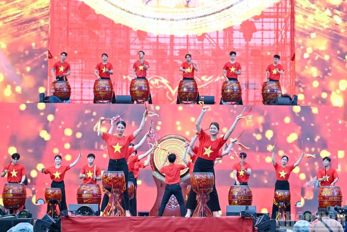 Tiết mục biểu diễn trống hội "Hào khí Việt Nam" mang đến không khí hào hùng tại phần mở màn của lễ phát động.