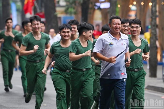 Các đại biểu chạy bộ đồng hành hưởng ứng phong trào “Mỗi người dân lựa chọn ít nhất một môn thể thao phù hợp để tập luyện thường xuyên".
