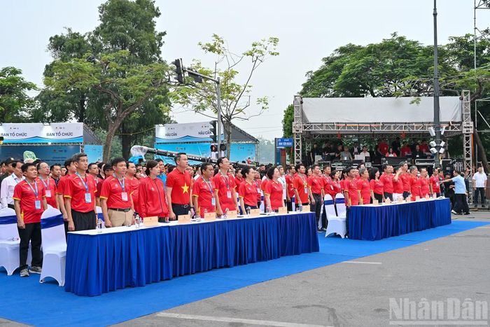 Thường trực Ban Bí thư Trần Cẩm Tú cùng các đại biểu thực hiện nghi thức chào cờ tại lễ phát động.