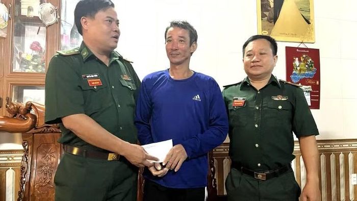Ban Chỉ huy Đồn Biên phòng cửa khẩu Cảng Gianh đến thăm, chúc mừng ngư dân Nguyễn Mạnh Cường may mắn vượt qua biến cố. (Ảnh: HN)