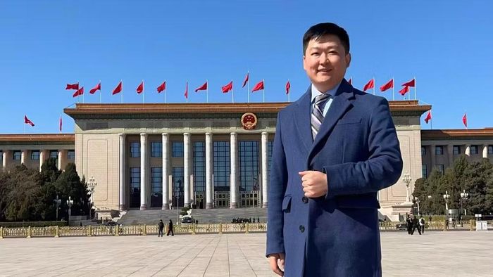 Ông Thẩm Thi Vĩ tại Đại lễ đường Nhân dân, nơi diễn ra các kỳ họp thường niên của Nhân Đại toàn quốc Trung Quốc. (Ảnh do nhân vật cung cấp)