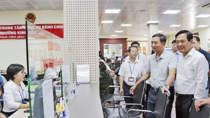 Đoàn giám sát của Hội đồng nhân dân thành phố Bắc Ninh làm việc tại phường Kinh Bắc. (Ảnh: Lưu Hằng)