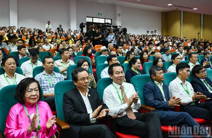 Các đại biểu và đại diện các thế hệ giảng viên, người lao động, sinh viên dự lễ kỷ niệm. (Ảnh: DUY LINH)
