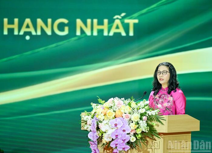 Giáo sư, Tiến sĩ, Nhà giáo ưu tú Nguyễn Thị Lan, Giám đốc Học viện Nông nghiệp Việt Nam trình bày diễn văn tại lễ kỷ niệm. (Ảnh: DUY LINH)