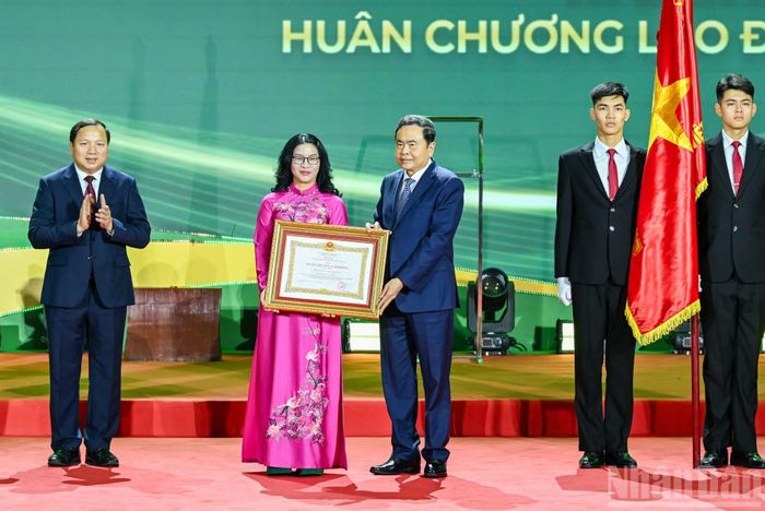Chủ tịch Quốc hội Trần Thanh Mẫn trao Huân chương Lao động hạng Nhất tặng Học viện Nông nghiệp Việt Nam. (Ảnh: DUY LINH)