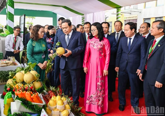Chủ tịch Quốc hội Trần Thanh Mẫn và các đại biểu tham quan gian trưng bày tại lễ kỷ niệm. (Ảnh: DUY LINH)
