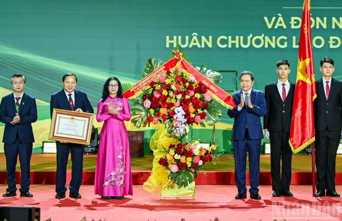 Chủ tịch Quốc hội Trần Thanh Mẫn trao Huân chương Lao động hạng Nhất và tặng hoa chúc mừng Học viện Nông nghiệp Việt Nam. (Ảnh: DUY LINH)