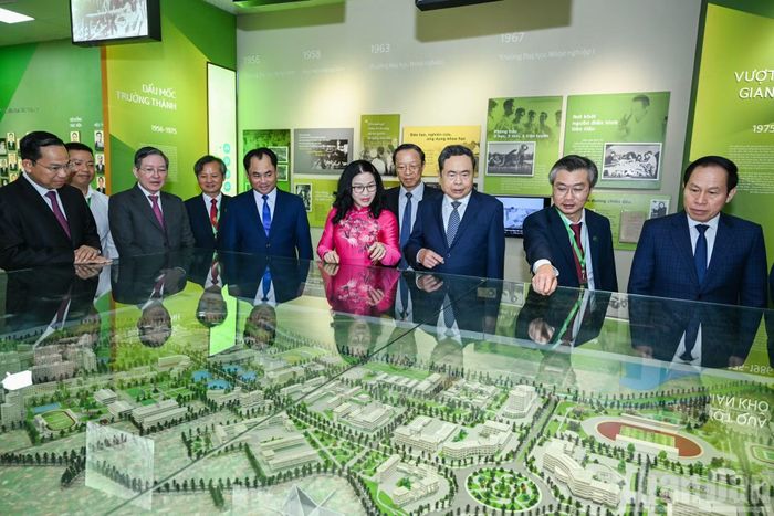 Chủ tịch Quốc hội Trần Thanh Mẫn và các đại biểu tham quan phòng truyền thống Học viện Nông nghiệp Việt Nam. (Ảnh: DUY LINH)