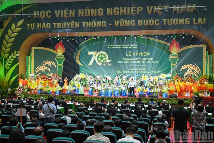 Quang cảnh Lễ kỷ niệm 70 năm ngày thành lập Học viện Nông nghiệp Việt Nam và đón nhận Huân chương Lao động hạng Nhất. (Ảnh: DUY LINH)