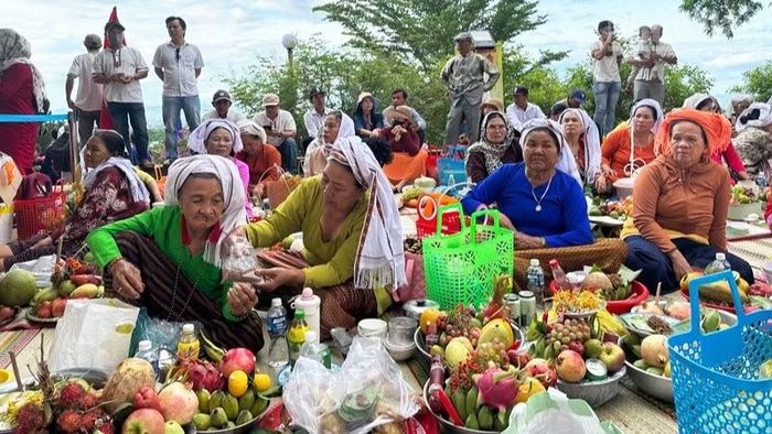 Đồng bào Chăm theo đạo Bàlamôn bày sản vật, thực hiện nghi thức dâng cúng vua Pô Klông Garai. (Ảnh: NGUYỄN TRUNG)