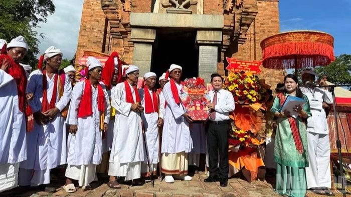 Lãnh đạo tỉnh Khánh Hòa tặng quà, chúc mừng các vị chức sắc và đồng bào Chăm. (Ảnh: NGUYỄN TRUNG)
