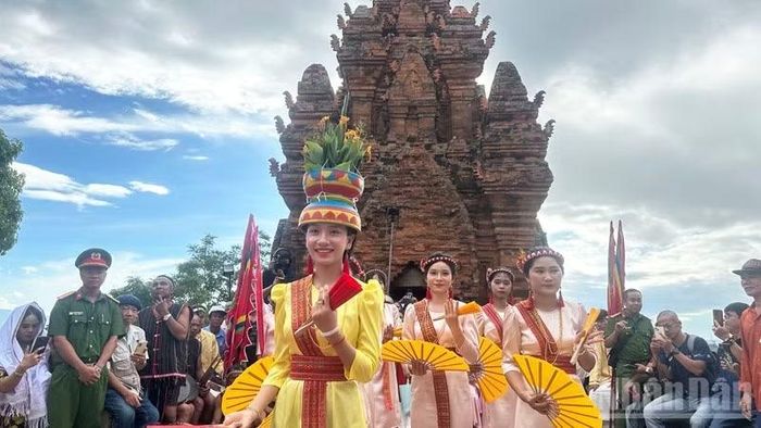 Biểu diễn điệu múa quạt truyền thống của dân tộc Chăm, chào đón Lễ hội Katê năm 2026.