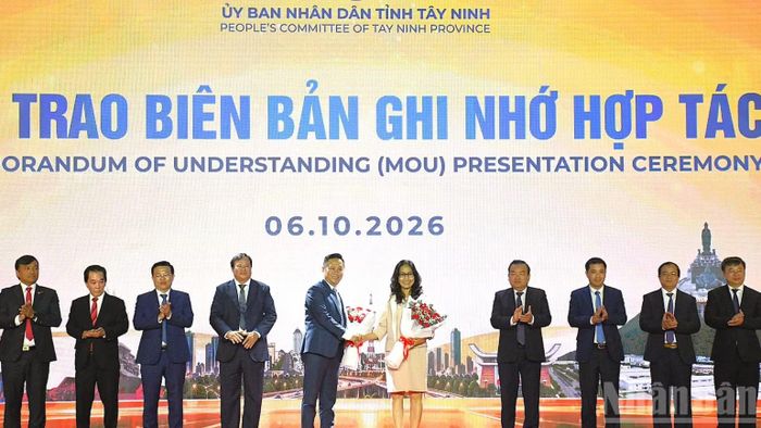 Từ đầu năm đến nay Tây Ninh thu hút khoảng 500 nhà đầu tư trong và ngoài nước; hơn 100 công trình, dự án được trao quyết định chủ trương đầu tư và giấy chứng nhận đăng ký đầu tư. (Ảnh: THANH PHONG)