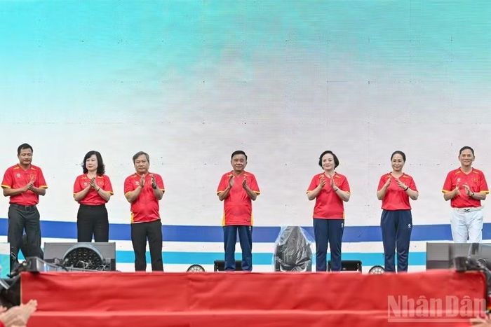 Thường trực Ban Bí thư Trần Cẩm Tú cùng các đại biểu thực hiện nghi thức phát động phong trào “Mỗi người dân lựa chọn ít nhất một môn thể thao phù hợp để tập luyện thường xuyên". (Ảnh: THỦY NGUYÊN)