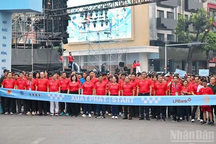 Ngay sau lễ phát động, Thường trực Ban Bí thư Trần Cẩm Tú cùng các đại biểu tham gia chạy bộ đồng hành hưởng ứng phong trào “Mỗi người dân lựa chọn ít nhất một môn thể thao phù hợp để tập luyện thường xuyên". (Ảnh: THỦY NGUYÊN)