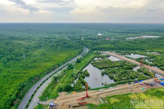 Theo ghi nhận tại công trường, khu vực cầu Dần Xây, thuộc xã Cần Giờ, đã xuất hiện nhiều sà lan, cần cẩu bánh xích và thiết bị khoan cọc. Một số vị trí khác dọc tuyến qua địa bàn Bình Khánh và Cần Giờ cũng ghi nhận sự hiện diện của máy móc, thiết bị cơ giới phục vụ dự án.