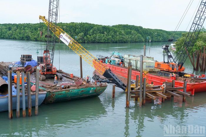  Tuy nhiên, để bảo đảm tiến độ tổng thể, dự án cần tiếp tục hoàn thiện các điều kiện về mặt bằng, hồ sơ kỹ thuật và tổ chức thi công. Đặc thù tuyến đi qua khu vực sông nước, nền đất yếu và vùng sinh thái rừng ngập mặn﻿ đặt ra yêu cầu cao đối với giải pháp thiết kế, thi công và bảo vệ môi trường. 