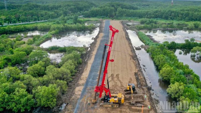  Sau 6 tháng, hình ảnh máy móc, thiết bị xuất hiện dọc tuyến là tín hiệu đáng chú ý trong quá trình triển khai dự án. Chặng đường phía trước vẫn đòi hỏi sự phối hợp chặt chẽ giữa các cơ quan quản lý, chủ đầu tư và nhà thầu nhằm bảo đảm chất lượng công trình, an toàn lao động﻿, hiệu quả đầu tư và tiến độ đề ra. 