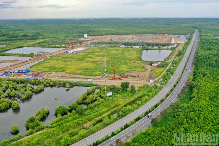 Tuyến bắt đầu từ ga Bến Thành, đi qua khu vực phía nam Thành phố Hồ Chí Minh, vượt sông Rạch Đĩa, sông Soài Rạp, sau đó kết nối với Cần Giờ theo hành lang đường Rừng Sác và kết thúc tại khu vực depot Cần Giờ.