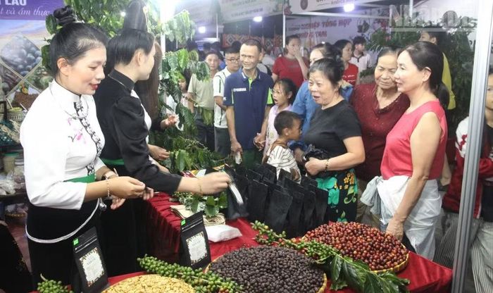 Xã Nậm Lầu mang đến nhiều sản phẩm tới lễ hội. (Ảnh: QUỐC TUẤN)