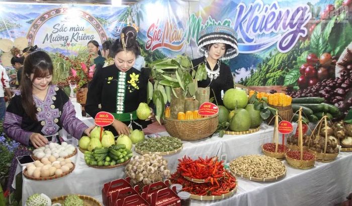 Gian hàng nông sản của xã Mường Khiêng, tỉnh Sơn La. (Ảnh: QUỐC TUẤN)