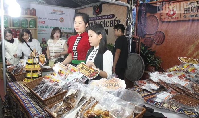  Các sản phẩm cá, thịt gia súc gác bếp được chế biến theo ẩm thực﻿ của đồng bào dân tộc Thái cũng được các chủ hộ kinh doanh mang đến lễ hội cà-phê Sơn La lần thứ 2. (Ảnh: QUỐC TUẤN) 