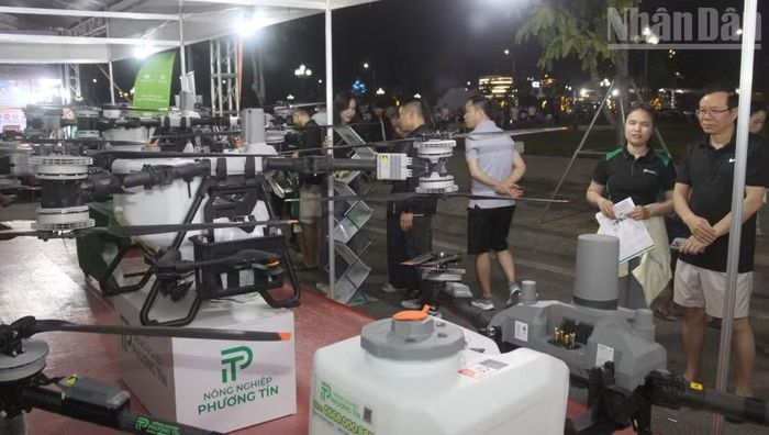 Các thiết bị bay phục vụ nông nghiệp cũng được giới thiệu, trưng bày tại lễ hội cà-phê Sơn La lần thứ 2. (Ảnh: QUỐC TUẤN)