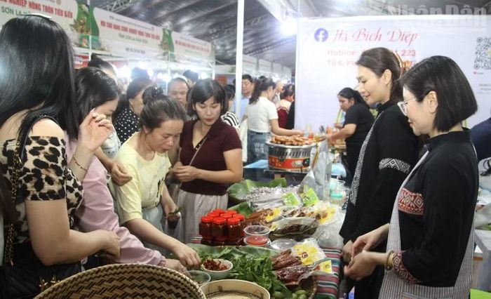 Nhiều đặc sản vùng, miền của Sơn La cũng được doanh nghiệp, hợp tác xã, hộ kinh doanh bày bán, giới thiệu tại lễ hội cà-phê Sơn La lần thứ 2. (Ảnh: QUỐC TUẤN)