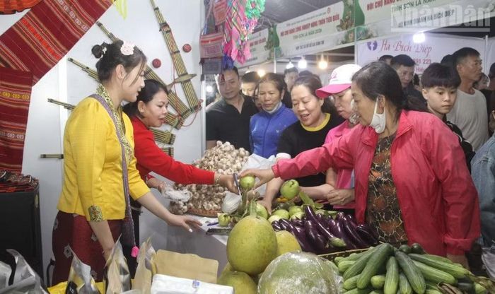Các sản phẩm nông sản tại gian hàng của xã Yên Châu thu hút người dân. (Ảnh: QUỐC TUẤN)