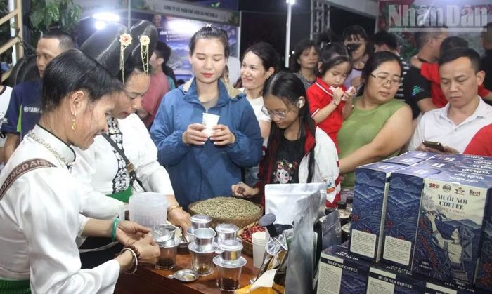 Người dân thưởng thức cà-phê miễn phí tại gian hàng trưng bày các sản phẩm cà-phê của xã Muổi Nọi, tỉnh Sơn La. (Ảnh: QUỐC TUẤN)