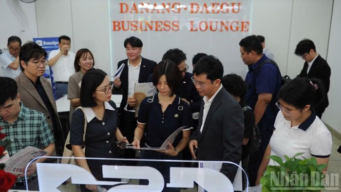 Cộng đồng doanh nghiệp trải nghiệm Không gian trình diễn công nghệ và đổi mới sáng tạo thành phố Daegu. (Ảnh: CÔNG VINH)