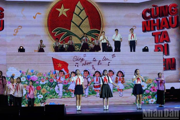 Chương 1 - “Miền ký ức” gợi lại tuổi thơ của nhiều thế hệ trẻ em Việt Nam qua tình yêu thương và lời dạy của Bác Hồ, mái trường, khăn quàng đỏ, hạt gạo, cánh đồng và ký ức của cha mẹ, giúp các em cảm nhận tình yêu quê hương, đất nước từ những điều bình dị.