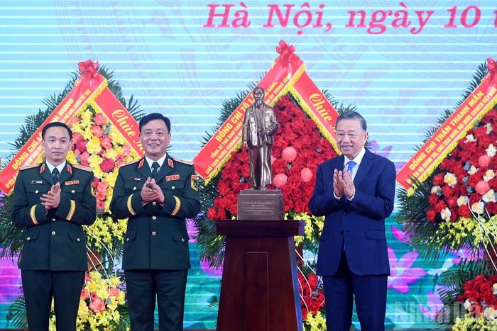 Tổng Bí thư, Chủ tịch nước Tô Lâm trao bức tượng Chủ tịch Hồ Chí Minh tặng Bộ Tư lệnh Thủ đô Hà Nội.