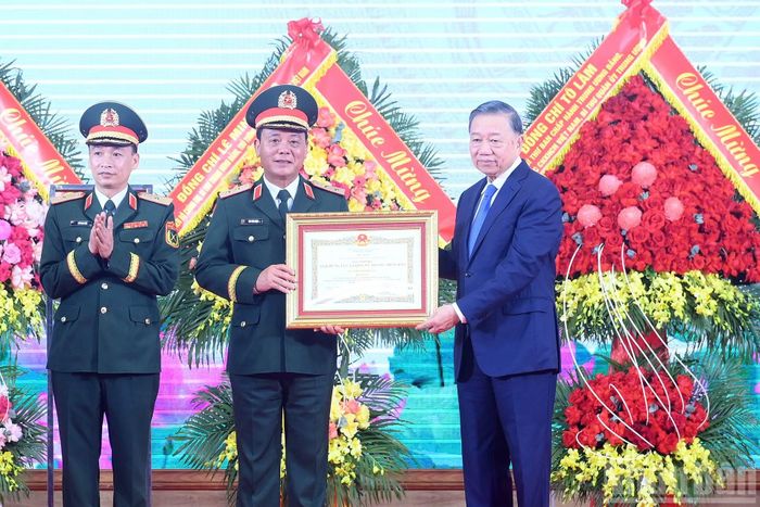 Tổng Bí thư, Chủ tịch nước Tô Lâm trao Danh hiệu Anh hùng Lực lượng vũ trang nhân dân﻿ tặng Bộ Tư lệnh Thủ đô Hà Nội. 