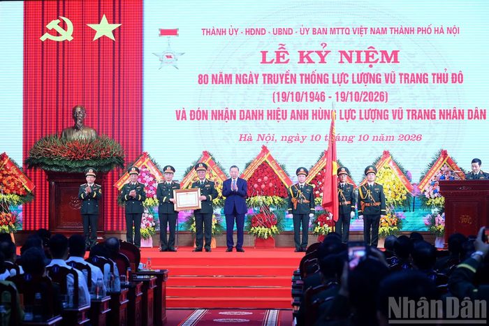 Tổng Bí thư, Chủ tịch nước Tô Lâm trao Danh hiệu Anh hùng Lực lượng vũ trang nhân dân tặng Bộ Tư lệnh Thủ đô Hà Nội.