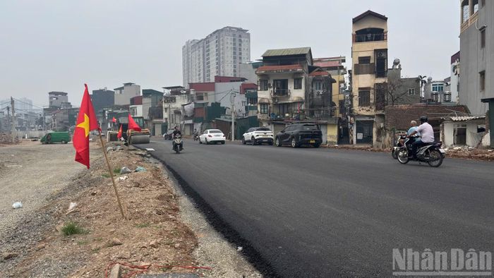 Hiện nay, các nhà thầu đang tập trung nhân lực, máy móc, khẩn trương hoàn thiện những hạng mục cuối cùng như lát đá vỉa hè, lắp đặt hệ thống biển báo, phấn đấu sớm đưa tuyến đường vào khai thác đồng bộ.