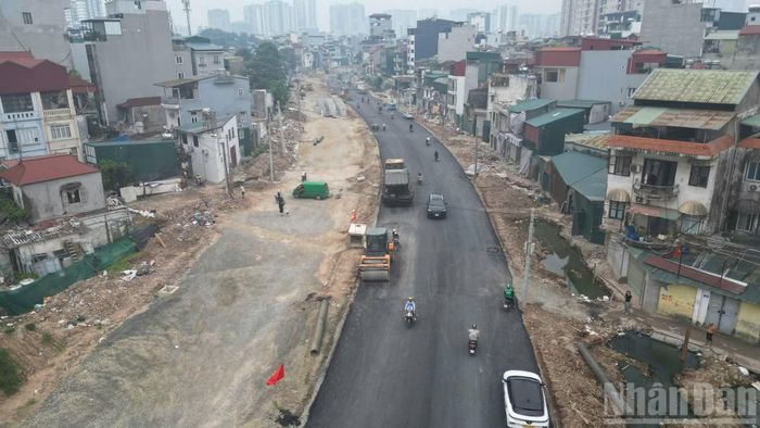 Tuyến đường đi qua địa bàn phường Khương Đình, có vai trò kết nối đường Nguyễn Trãi với khu vực Đầm Hồng và các tuyến giao thông lân cận.