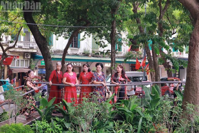Những chiếc cầu được gia cố tay vịn chắc chắn, bảo đảm an toàn cho người dân và du khách khi tham gia trải nghiệm.