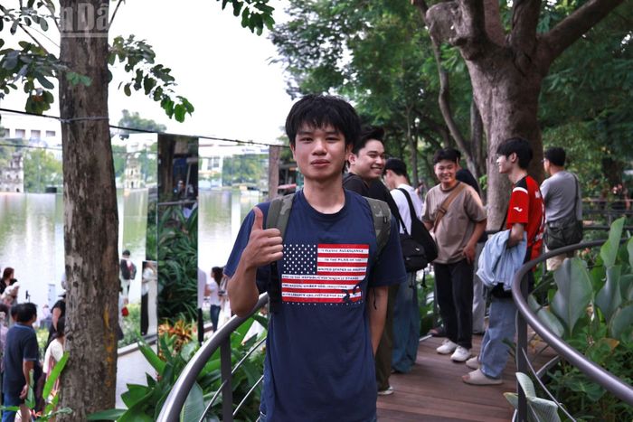 Bạn Trương Tiến Trường (22 tuổi, sinh viên Trường đại học Xây dựng Hà Nội) chia sẻ: “Bản thân mình thấy đây là không gian trải nghiệm thú vị, có thêm góc để mọi người tham quan và chụp ảnh”.