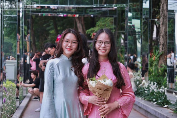 Bạn Nguyễn Thị Như Quỳnh (22 tuổi, sinh viên Đại học Kinh tế Quốc dân) cho rằng: “‘Dải lụa ký ức’ là một sự thay đổi tích cực. Đây là cảnh quan được dựng tạm trong dịp lễ nhằm thu hút thêm khách tham quan, đồng thời không làm mất đi những giá trị, bản sắc truyền thống vốn có của khu vực Hồ Gươm”.